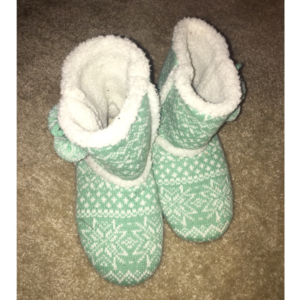 Cosy and fuzzy “sock shoes”